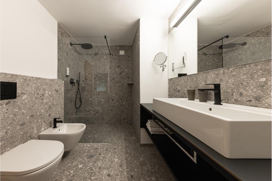 Bagno con doccia, lavabo, WC e biet - Juniorsuite sud cirmolo