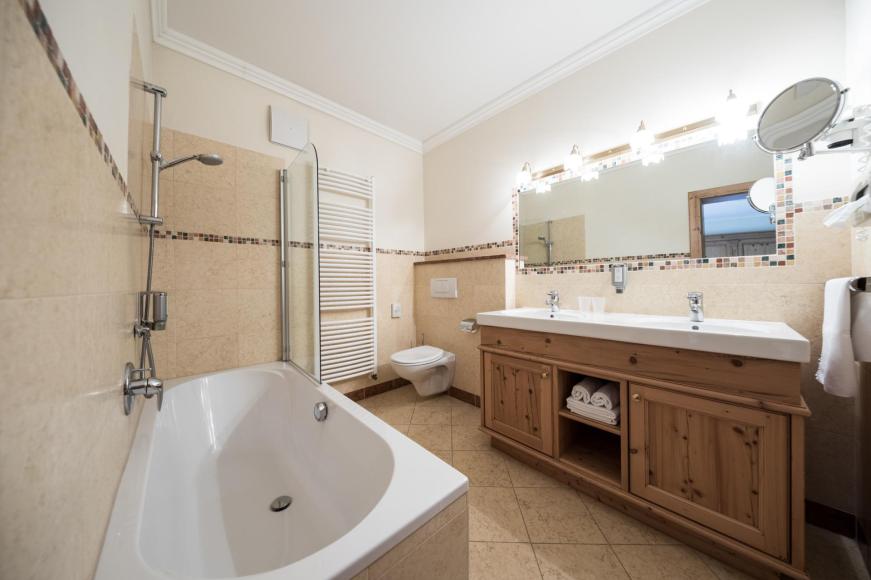 Bathroom with bathtub and double washbasin - Double room south+ tradition
