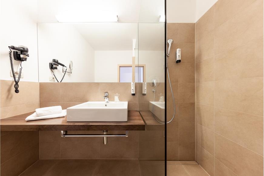 Bathroom with washbasin and shower - Single room