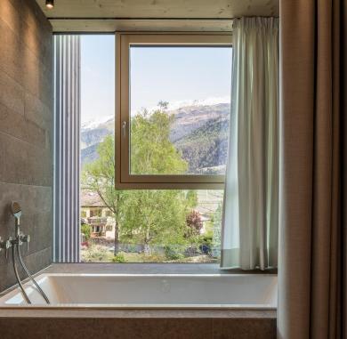 The bathtub at the façade with panoramic views over the garden and pools