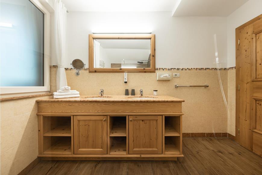 Badezimmer mit Doppelwaschbecken und Dusche - Suite Süd+