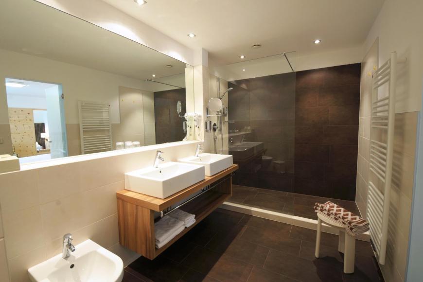 Bathroom with shower, double washbasin and bidet - Double room South+ Zirm